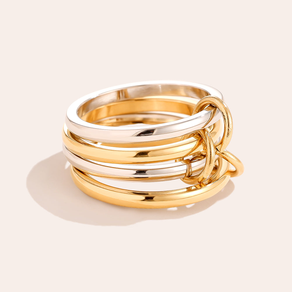 Ring-Set mit vier verbundenen Elementen als stylischer Hingucker