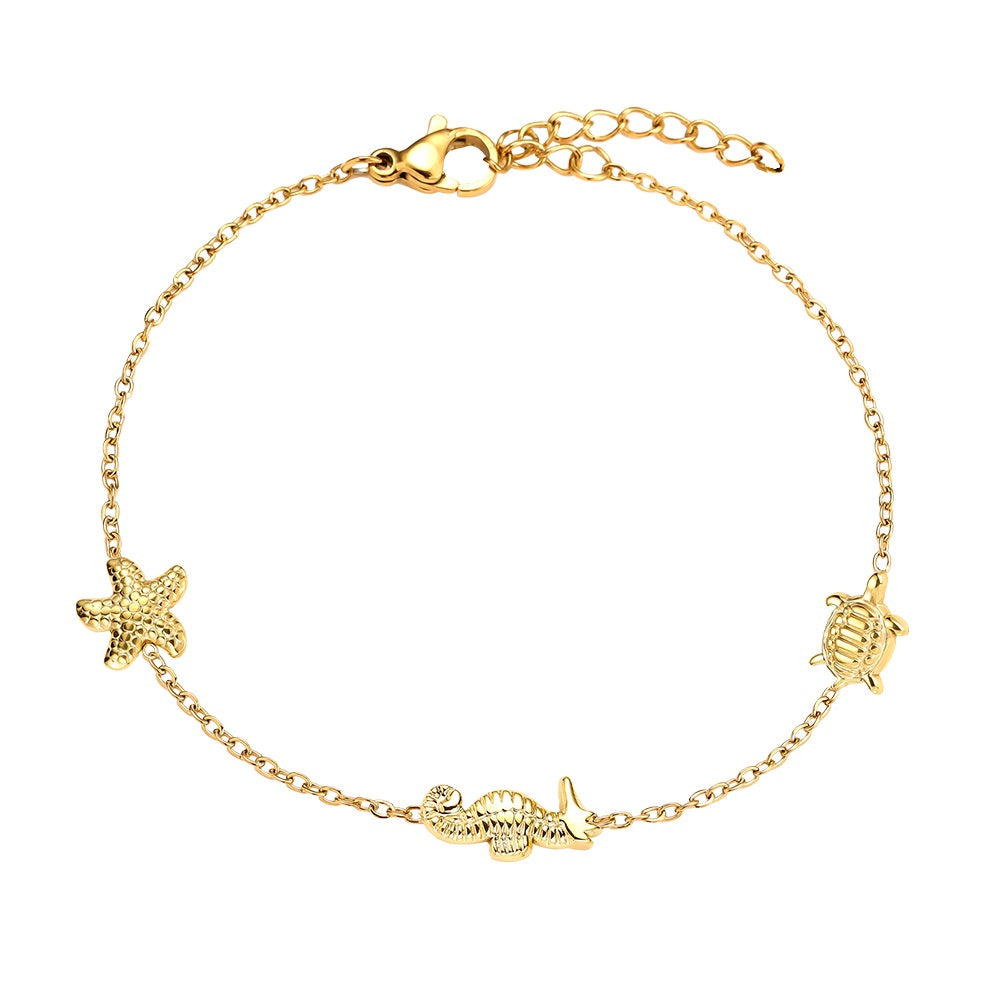 Das Sea Style Armband bringt mit seinen maritimen Elementen den frischen Charme des Meeres in deinen Look.