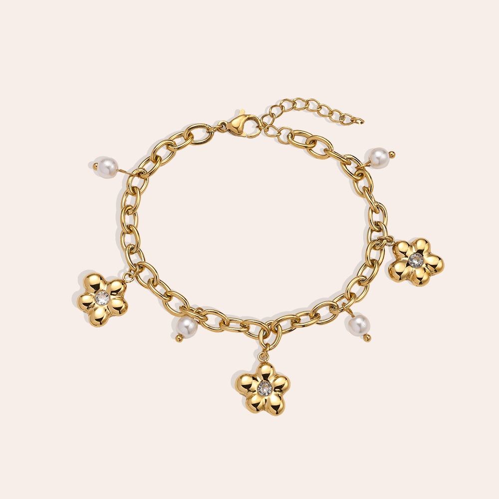 Pearl & Flower Armband – Schmuckstück mit Perlen und Blumenanhängern