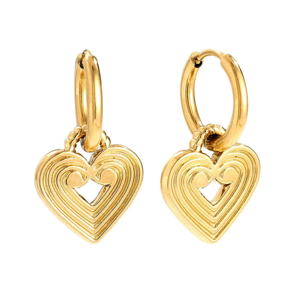 Stilvolle Striped Hearts Ohrringe mit Herzmuster, die deinem Outfit eine besondere Note verleihen.