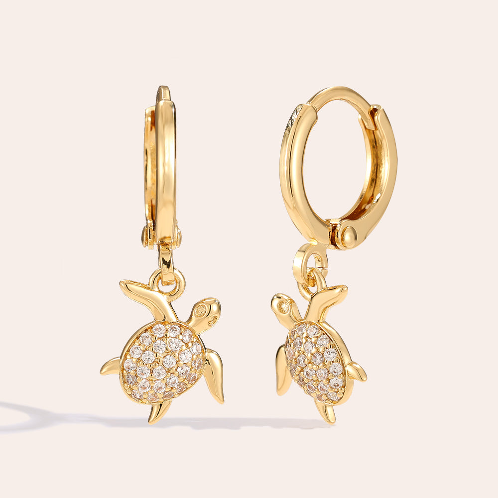 Stilvolle Ohrringe im Schildkröten-Motiv für maritimen Look